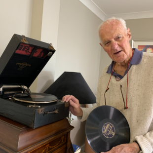 Derek’s Gramophone Fills Sleaford Hall with Nostalgic Joy